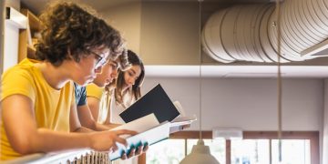 El Futuro de la Educación en Argentina: Transformación Tecnológica en las Aulas - Cover Image