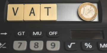 Descubre Cómo Reducir Tu Impuesto a la Renta Personal Hasta un 15% en 2025 - Cover Image