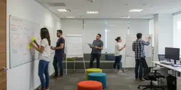 Equipe de funcionários brasileiros colaborando em um ambiente de escritório moderno e vibrante, fomentando a inovação e a criatividade.