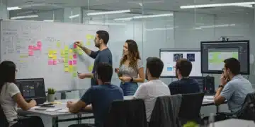 Equipe brasileira colaborando em um quadro ágil, usando Scrum e Kanban para gerenciar projetos e impulsionar a inovação.